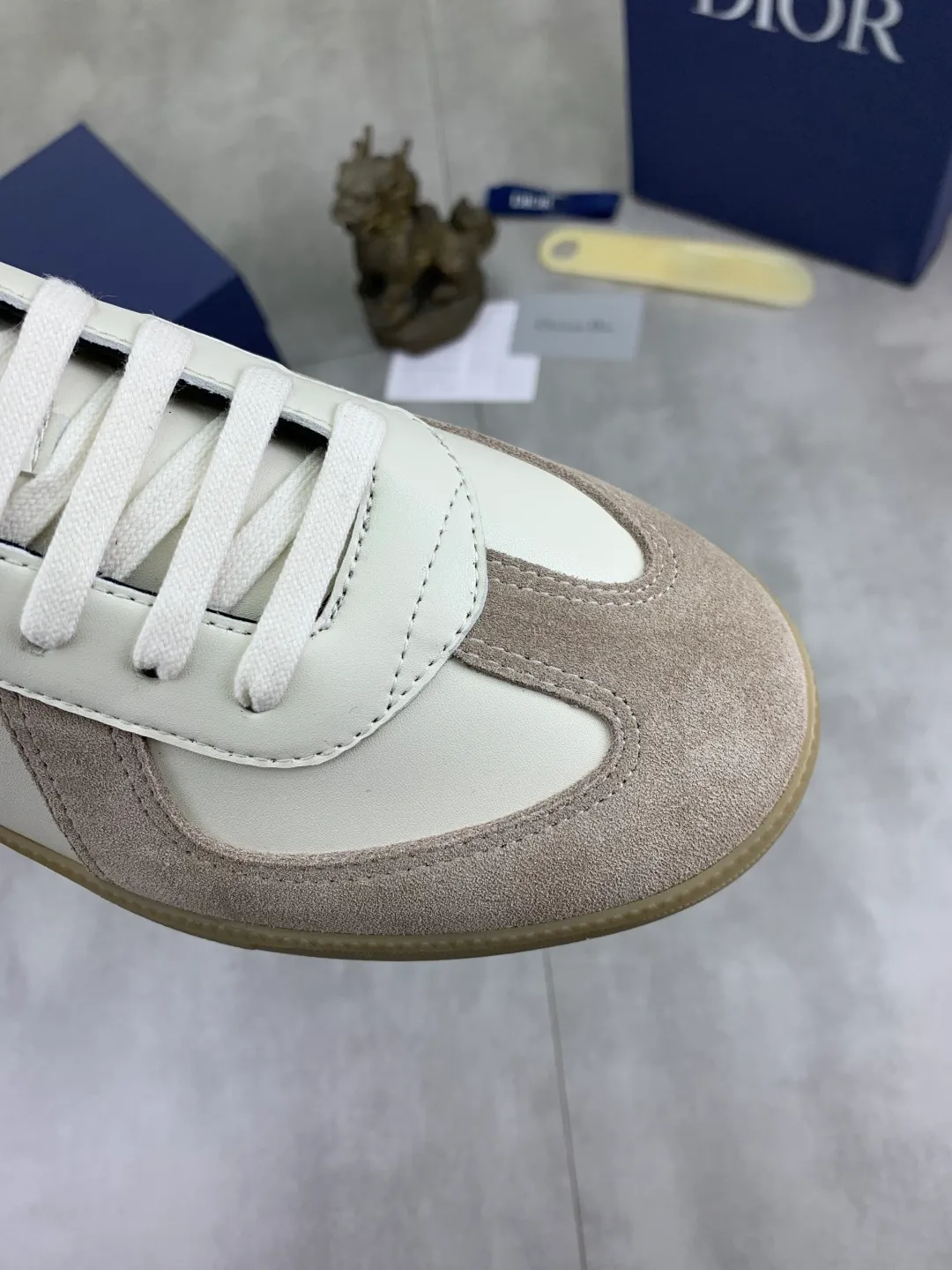 Men's shoes 💰P360 New Dior B01 moral training shoes, white first-layer cowhide, original molded outsole. New to the fall collection, this sneaker marks the return of a Dior classic, reinterpreted in a stylish and elegant silhouette. Crafted from white smooth first-grain cowhide with a tonal silk sheepskin lining, it features the Dior logo on the tongue and inner sides, and a CD icon on the heel. Paired with Tpu anti-slip soles of the same color, it can be matched with various styles to create a sophisticated look.  Code number: 38-44